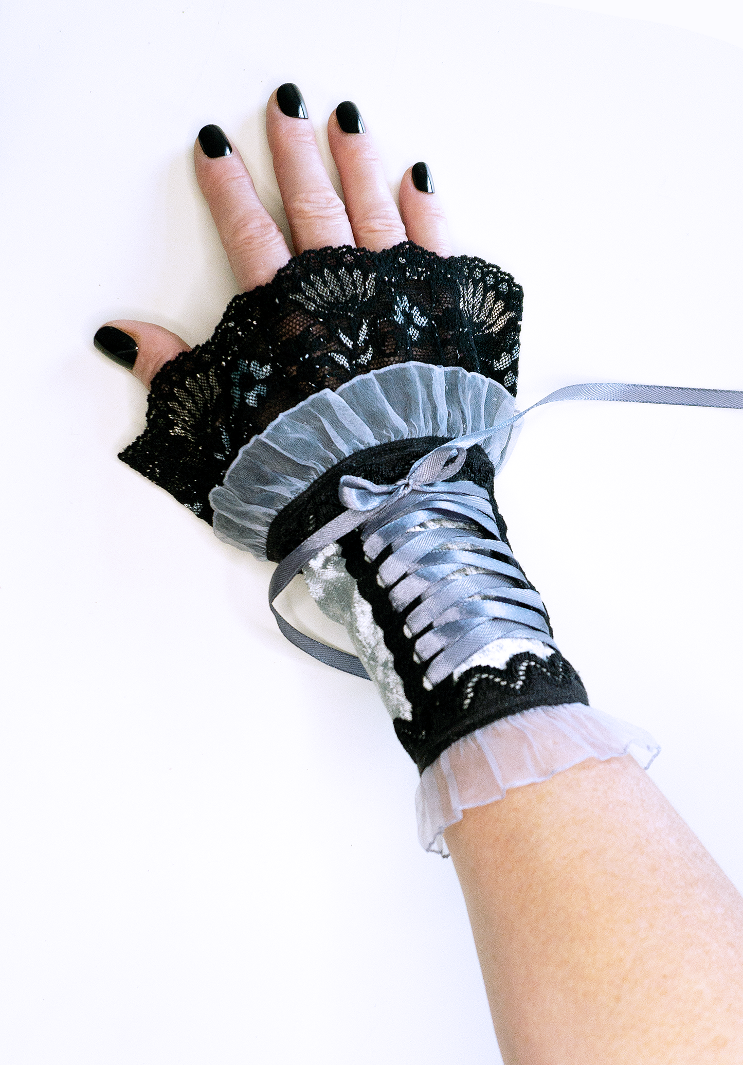 gothic lolita Armstulpen mit Zierschnürung aus Samt & Spitzen in silber grau schwarz