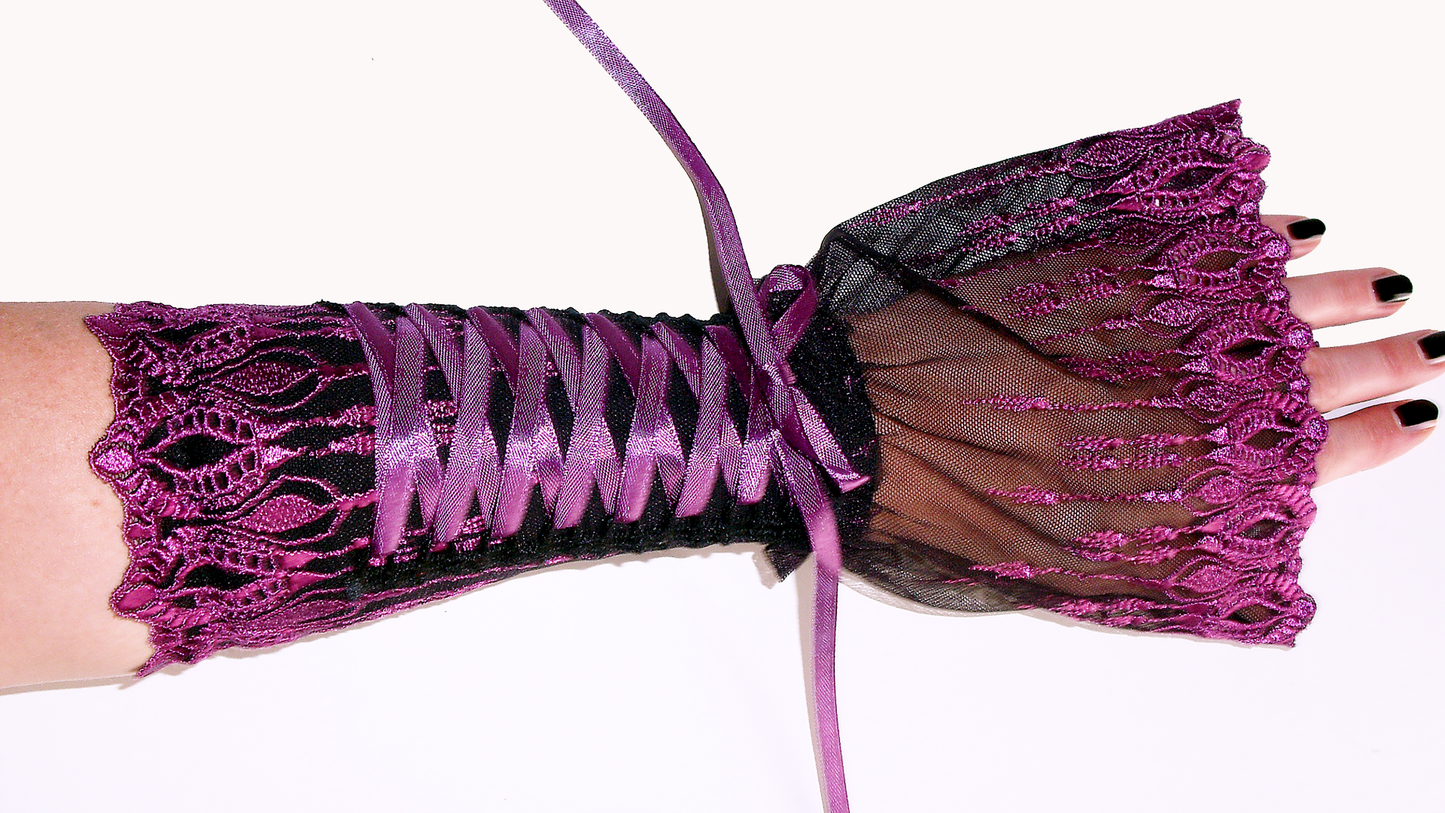 gothic lolita arm warmers | panne velvet & lots of lace | black pink | with belt and skirt