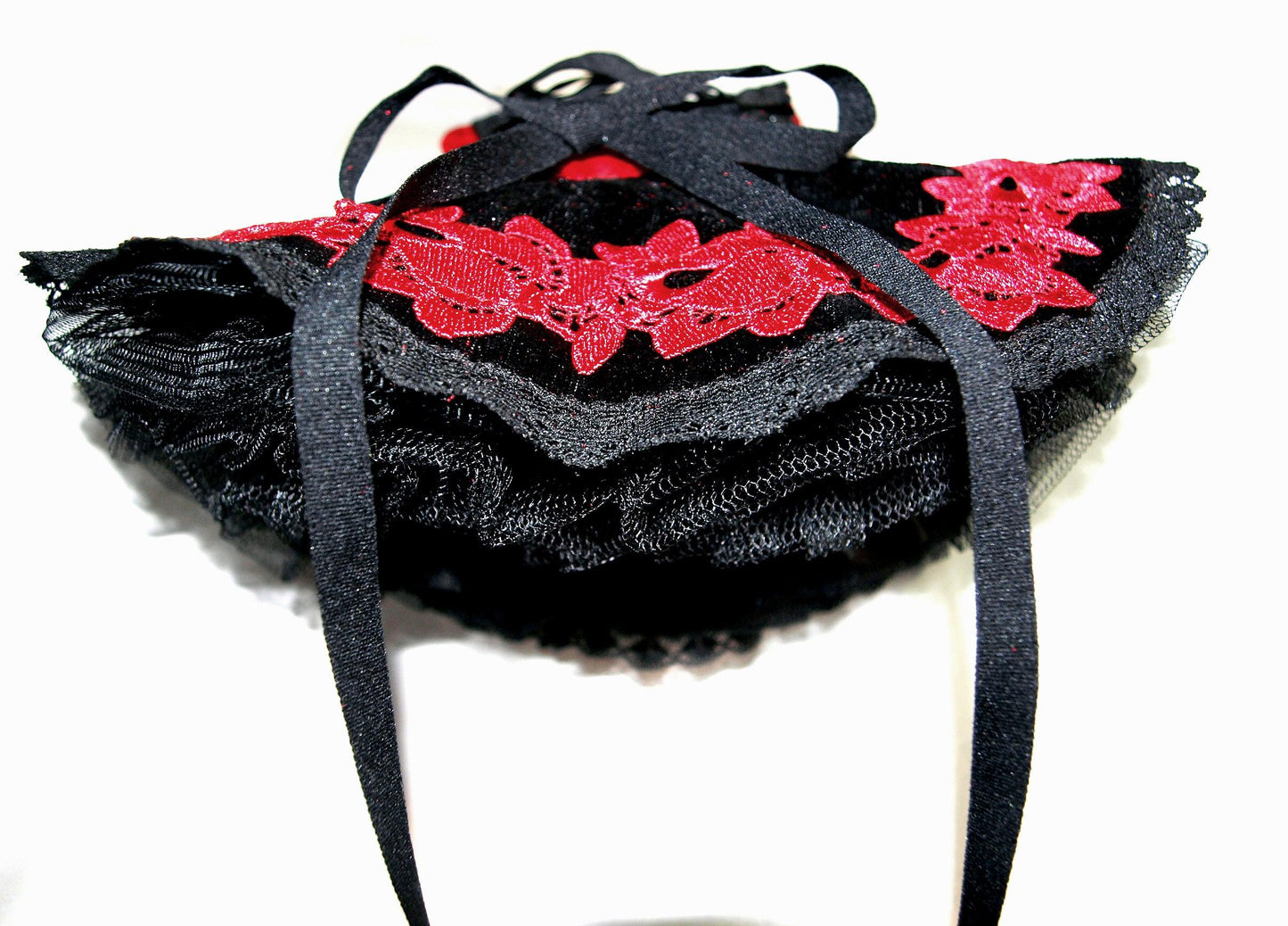 folklore Armstulpen im Zaren Stil mit Tellerrock und Bondage Schnürung & aufgestickte rote Rosen Borte