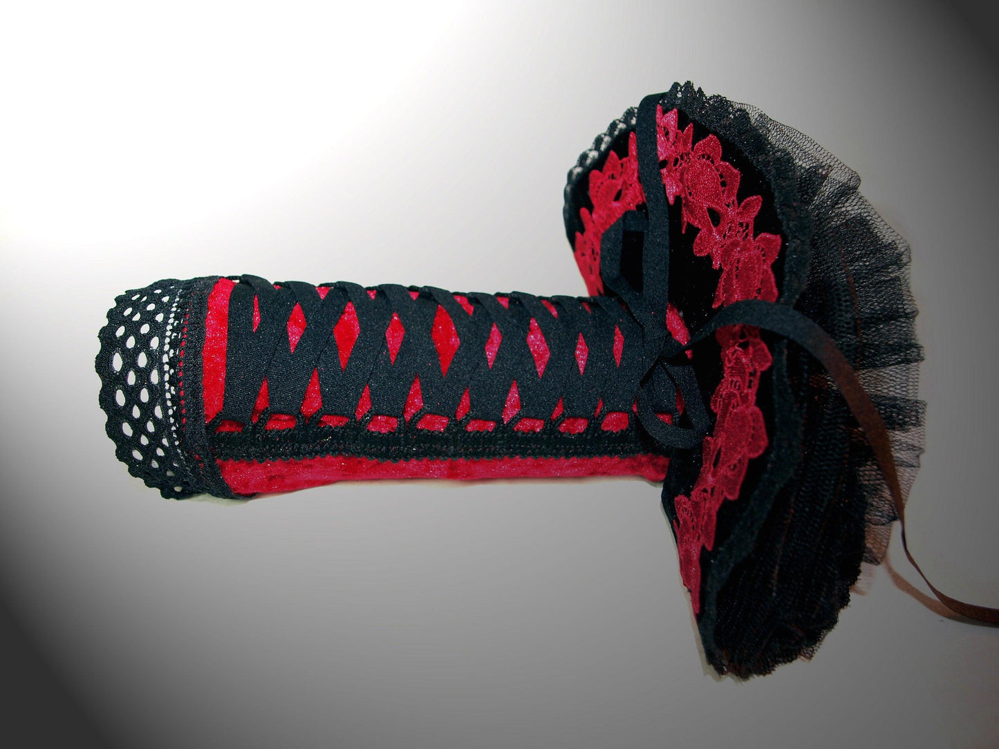 folklore Armstulpen im Zaren Stil mit Tellerrock und Bondage Schnürung & aufgestickte rote Rosen Borte