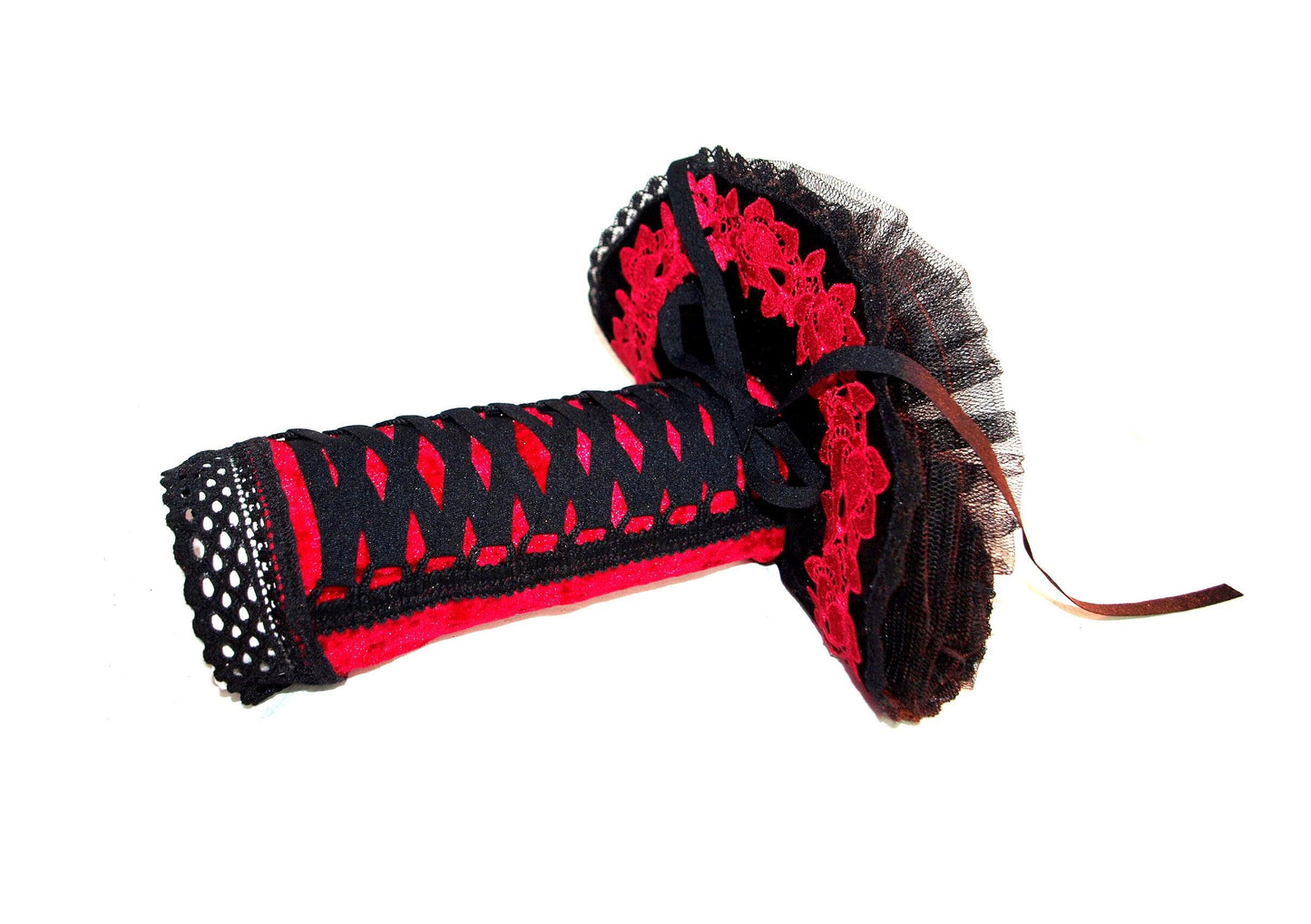 folklore Armstulpen im Zaren Stil mit Tellerrock und Bondage Schnürung & aufgestickte rote Rosen Borte