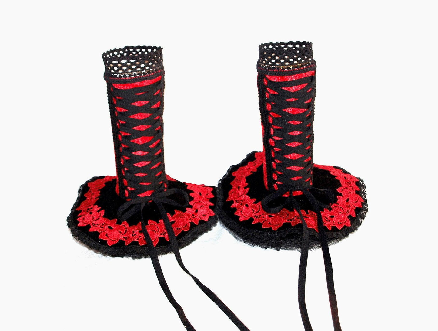 folklore Armstulpen im Zaren Stil mit Tellerrock und Bondage Schnürung & aufgestickte rote Rosen Borte