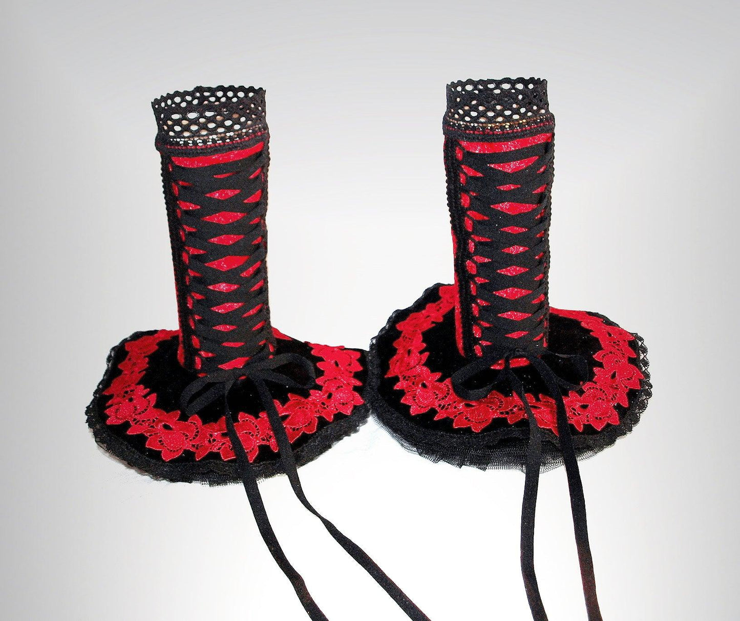 folklore Armstulpen im Zaren Stil mit Tellerrock und Bondage Schnürung & aufgestickte rote Rosen Borte