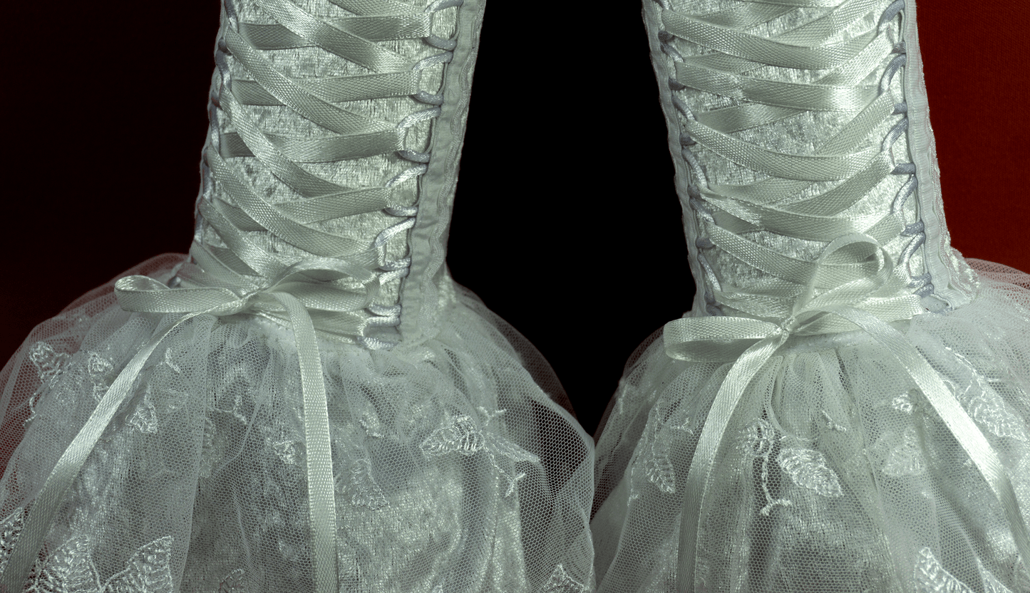 extravagante handmade Armstulpen mit Schnürung in weiß Materialmix für #Hochzeit #theater