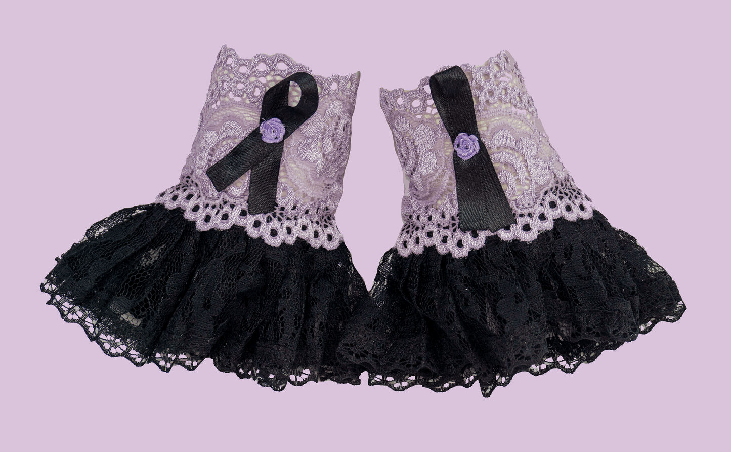 sweet lolita Manschetten | kleine Stulpen flieder schwarz aus Spitze mit Satin Rose