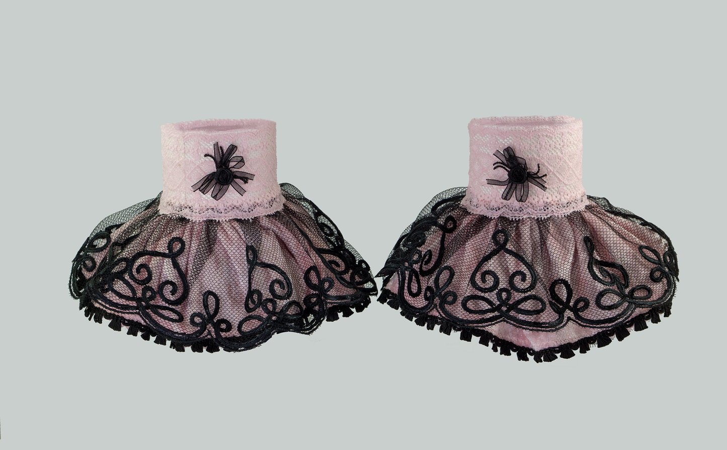 sweet gothic lolita Manschetten Stulpen aus Samt Spitze Tüll in rosa schwarz mit Ornamenten