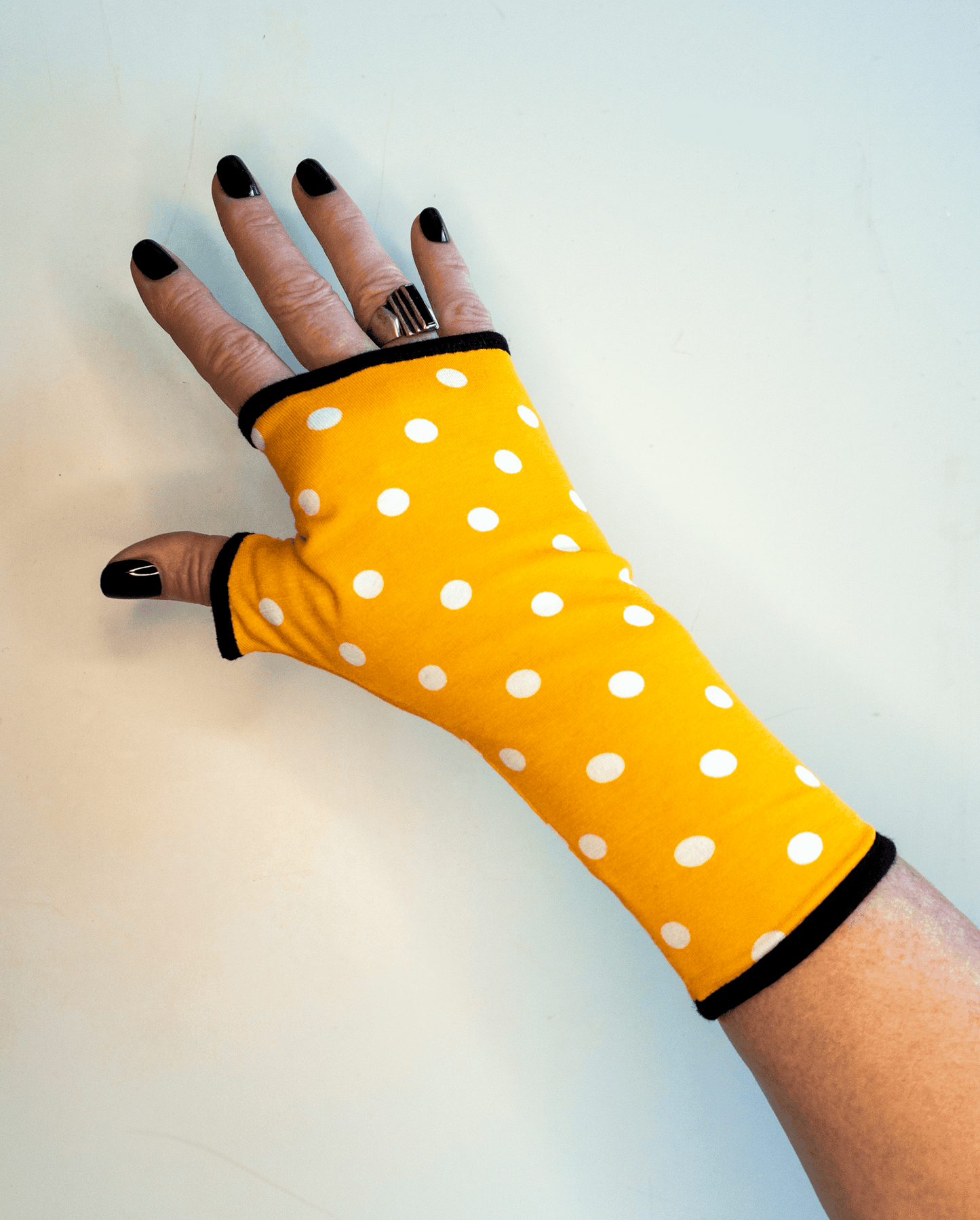 Pulswärmer Handschuhe fingerlos Jersey gelb mit weissen polka dots gefüttert mit oder ohne Schleife