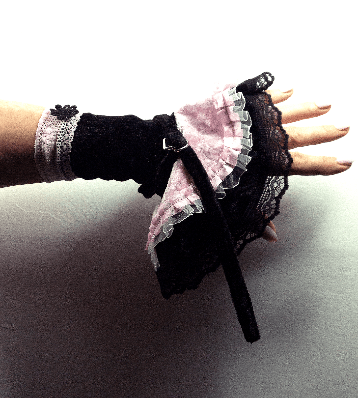 gothic lolita Armstulpen | Pannesamt & vielen Spitzen | schwarz rosa | mit Gürtel und Röckchen