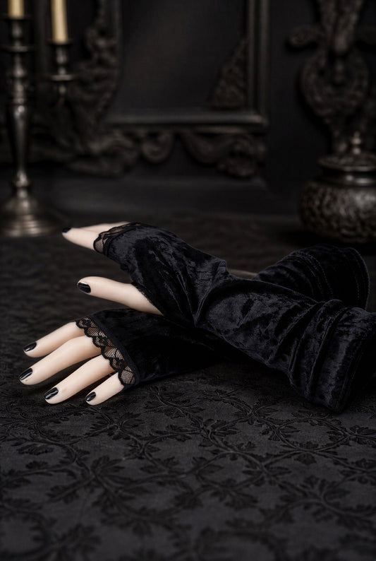 ein Paar gothic Armstulpen aus Samt in schwarz mit Spitze verziert, viele Größen für Euch genäht, auf Bestellung. Auf diesem Foto in dark ambiente mit übereinander liegenden Armen, Hände mit der Spitze auf dem Handrücken, auch das Daumenloch, schön zu sehen.