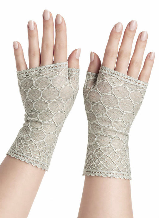 ein Paar fingerlose Handschuhe an Damen Händen fotografiert, aus weicher Wäsche Spitze mit geometrischen Art Deco Mustern, Farbe kühles seegras. Gerade Bogenkante. Handgefertigt in Deutschland