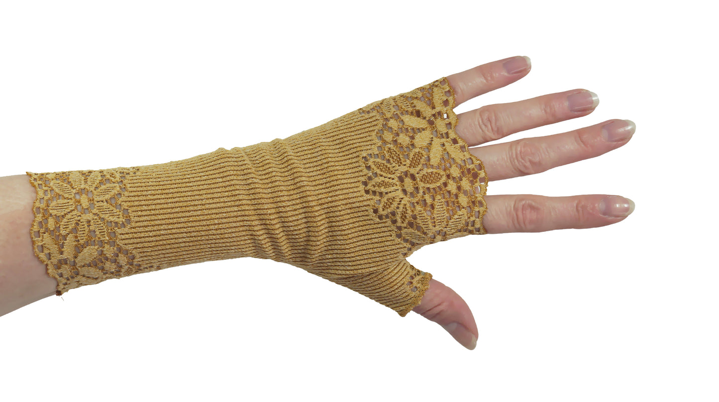 ein Handschuh, lang, aus Rippendesign Spitze, deutsche Qualität, mit breiter großer Bogenkante und Blumenmuster, elastisch und mit Daumen zum Reinschlüpfen. Farbe senf mustache ockergelb.