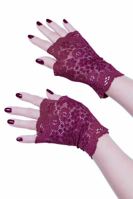 ein Paar Damen Hände tragen fingerlose Handschuhe, in weinroter Farbe mit lackierten Fingernägeln, aus Spitzen-stoff, blickdicht, geblümt, robust und pfegeleicht und günstig. Handgefertigt in Deutschland auf Bestellung.