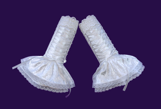 fairy romantische Samt Stulpen mit aufwändiger Zierschnürung. Garantiert ein edler Blickfang. in 5 Damen Größen erhältlich und nur auf Bestellung. Die Stoffe sind rar, nur solange der Vorrat reicht. Schnürung & Röckchen in höchster Qualität. Viele Details, saubere Verarbeitung, slow fashion, Handwerkliches Geschick, künstlerisches Feingefühl