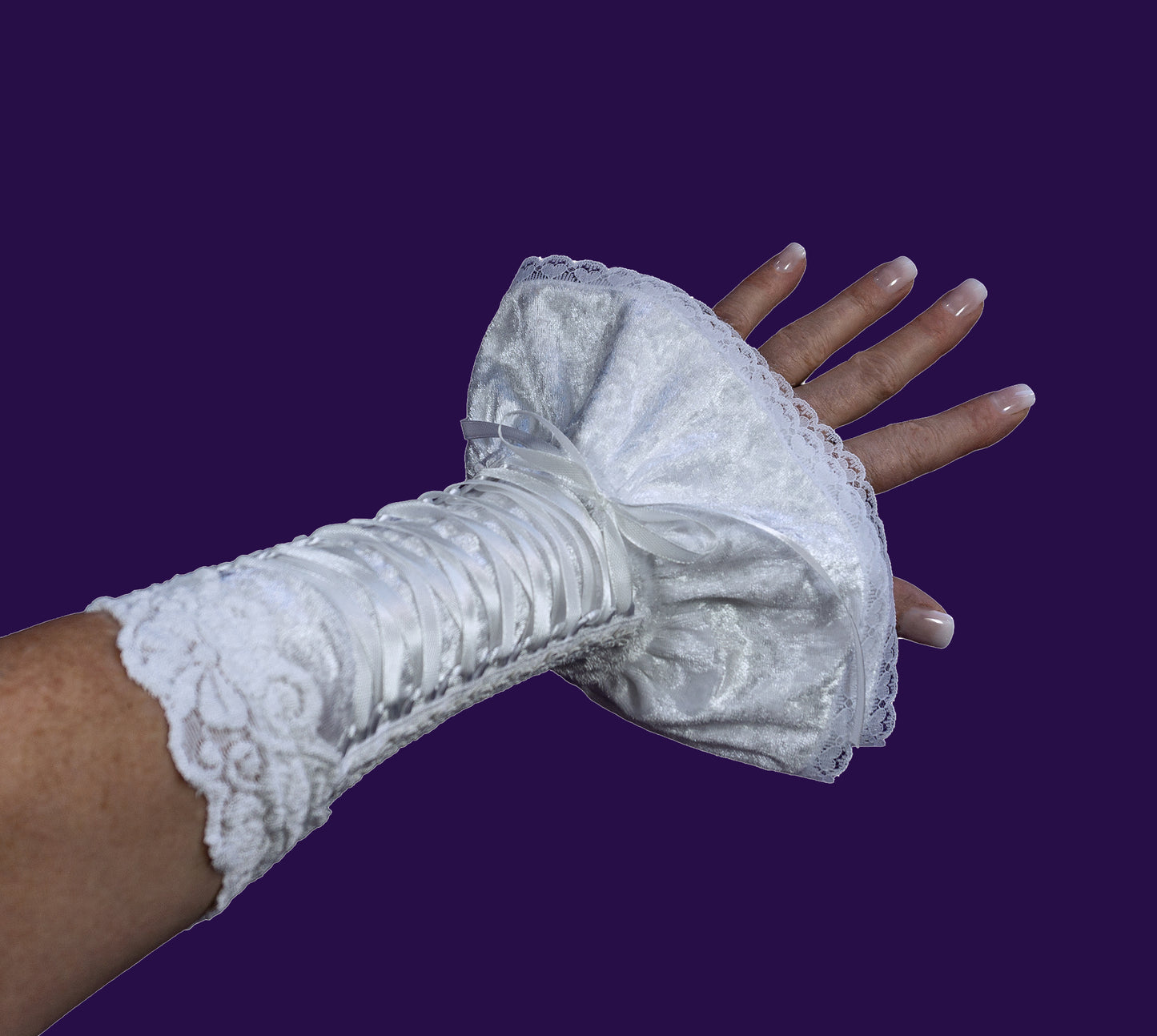 Hochzeits Accessoire für spezielle Themen, aufwändige Verarbeitung, für den schönsten Tag des Lebens nur das Beste, Ansicht an einer Damen-Hand, Damen-Arm mit lackierten Fingernägel