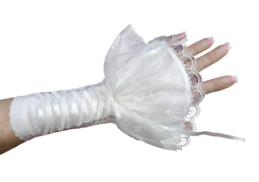 Ansicht einer einzelnen Stulpe aus Samt, Tüll und Satin an einer Damenhand mit Kunstnägeln zum Hochzeits Accessoire, Veredelung der Braut Garderobe oder als white gothic und Vintage chic Zubehör. Mouska Alfar made in Germany