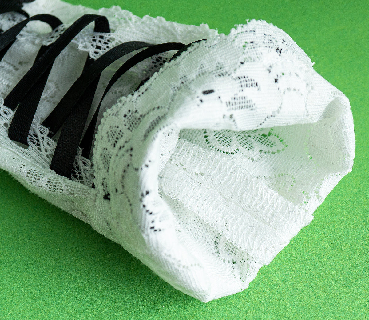 weiteres Detail Bild: ein Blick ins Innere: mit Overlock-Naht vernähtes Innenleben