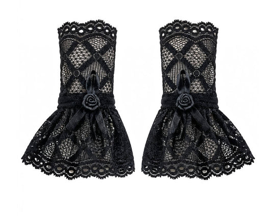 gothic lolita darkstyle Manschetten in flatlay dargestellt. Aus hochwertiger Spitze mit Bogenkanten und Rauten gemustert, gerafftes Rockteil, mittig mit Satinband und Rose verziert. Leicht durchsichtig. Farbe schwarz. Handarbeit.