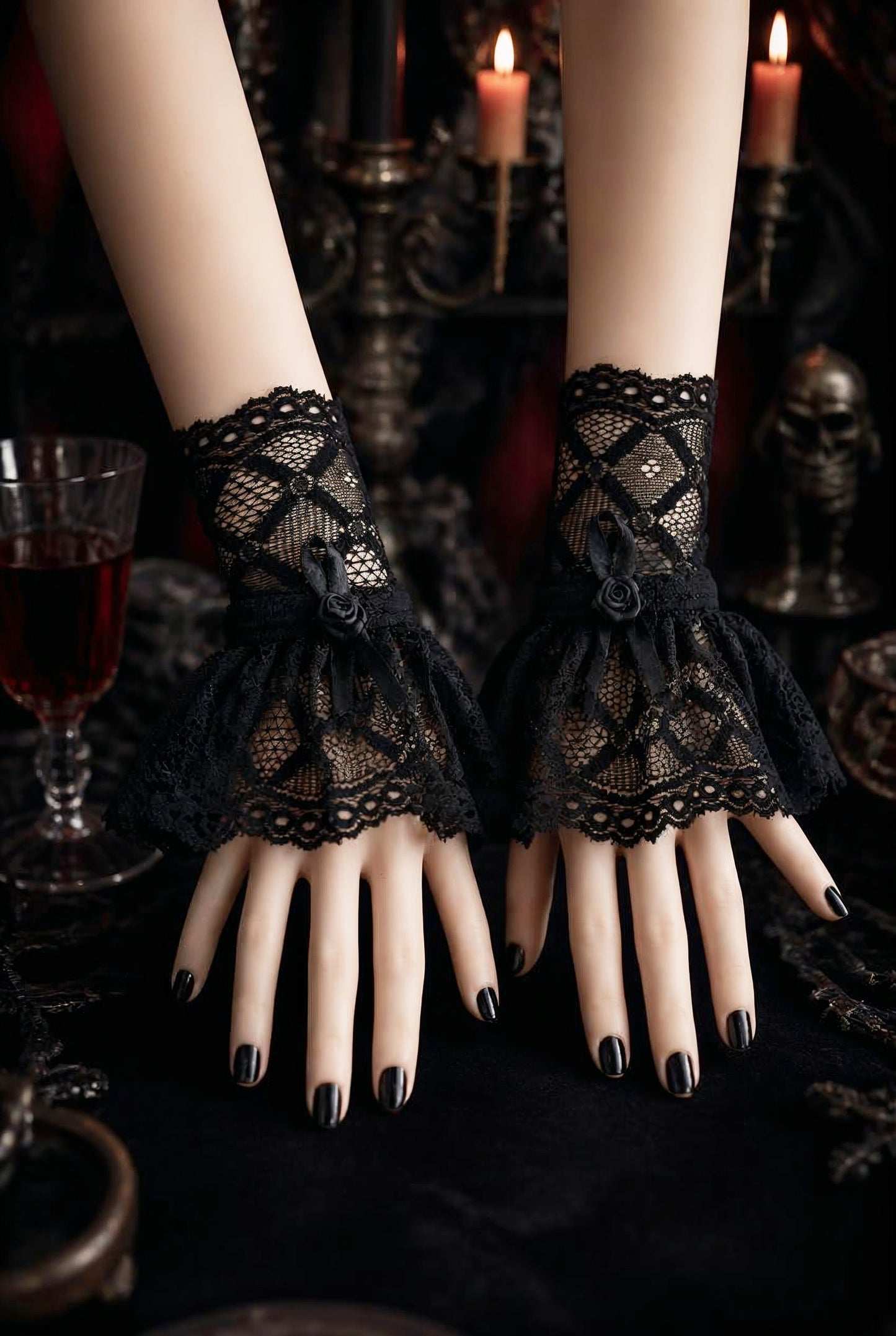die gleichen Stulpen nochmal aber mit gothic ambiente dargestellt an einer linken und rechten Frauen Hand.