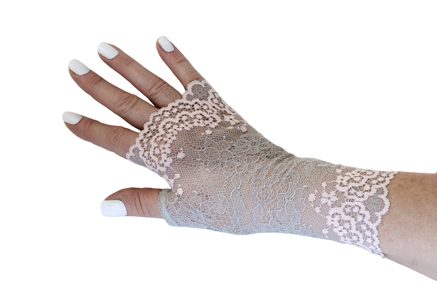 vintage Handschuhe, abgebildet mit weißem Nagellack, ganz zart und fein, trotzdem fest gearbeitet, verschönert Damen Hände, alt und jung