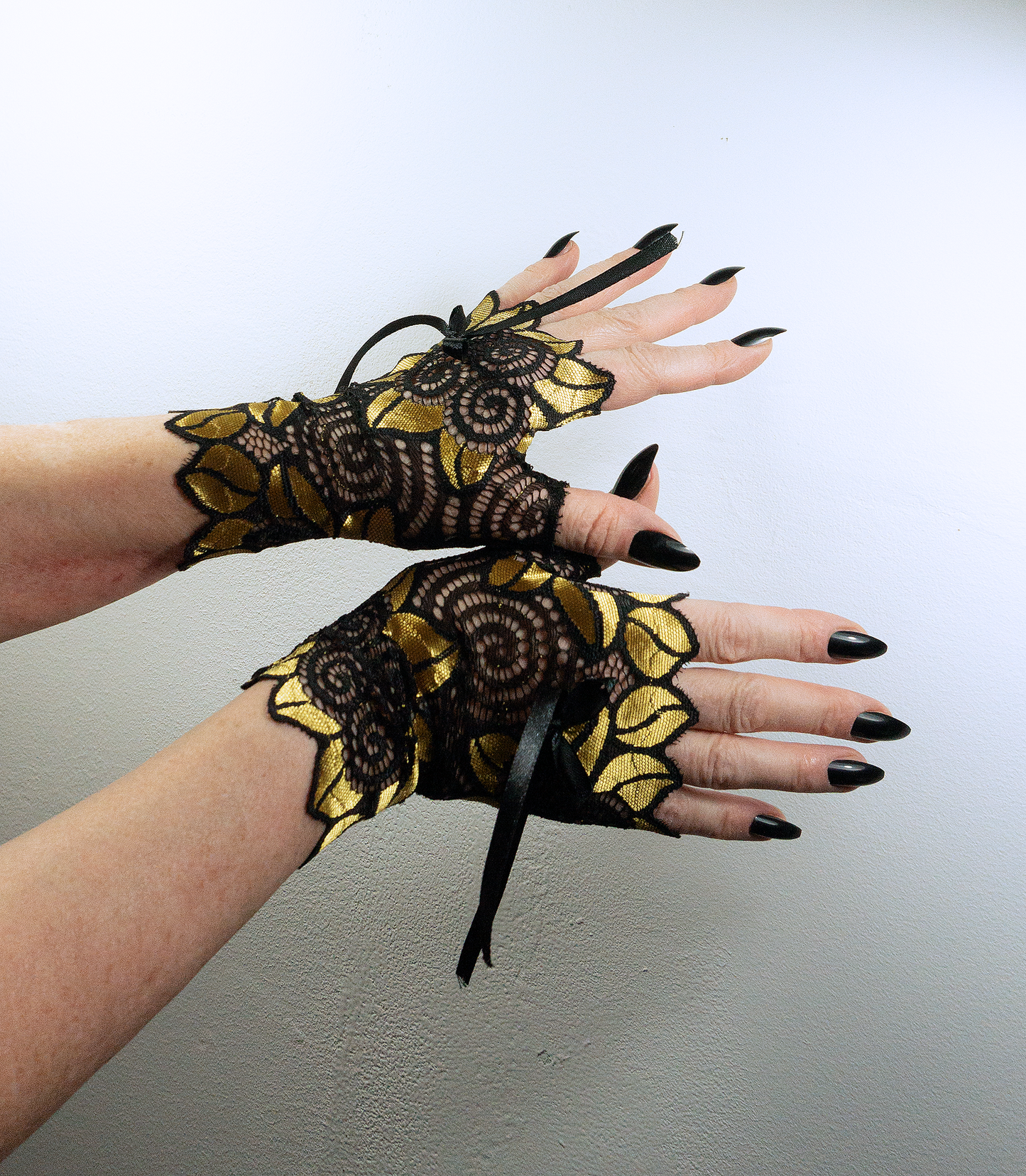 sexy lolita wrist warmers black/pink & bow