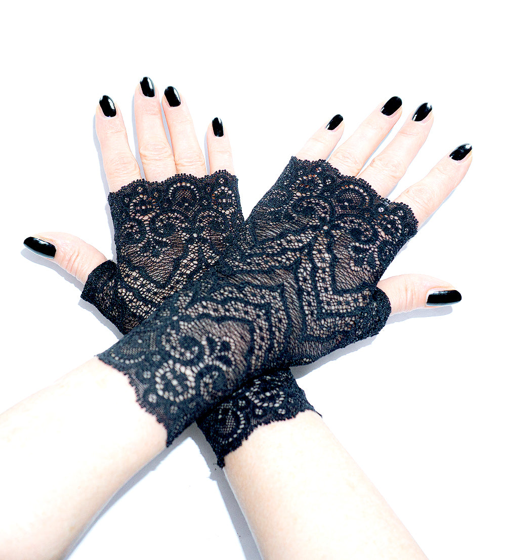 Fingerless lace gloves, black patterned