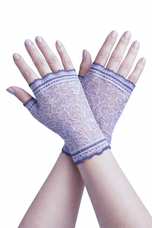 ein Paar Hippie Handschuhe in flieder mit folkloristischen Bogenkanten, blauen Akzenten dort, wie eine Borte an den Enden des Handschuhs- ohne Finger, aus Netzspitze in Handarbeit gefertigt, Vintage Hippie Folklore Style