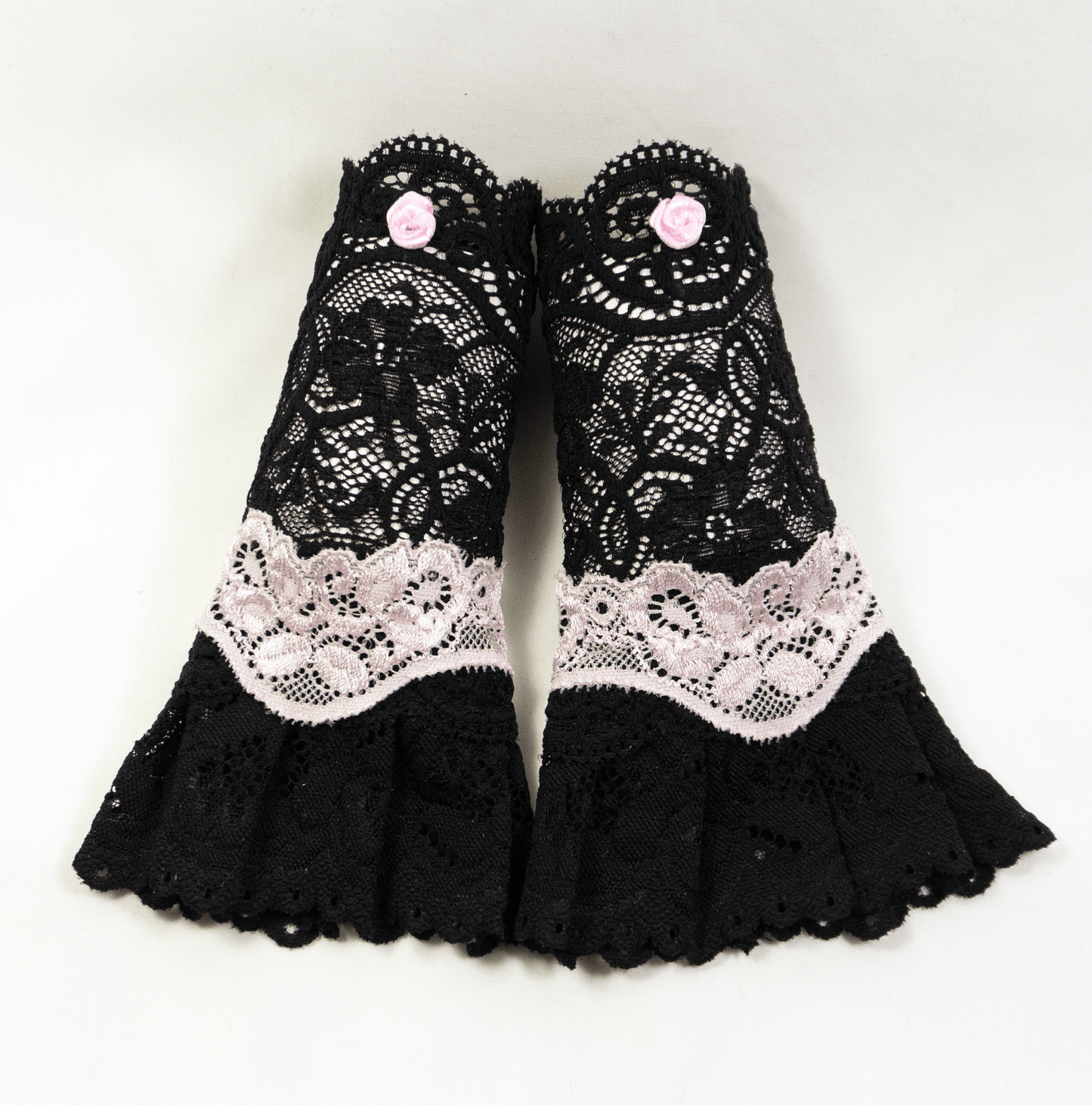 gothic lolita arm warmers | panne velvet & lots of lace | black pink | with belt and skirt