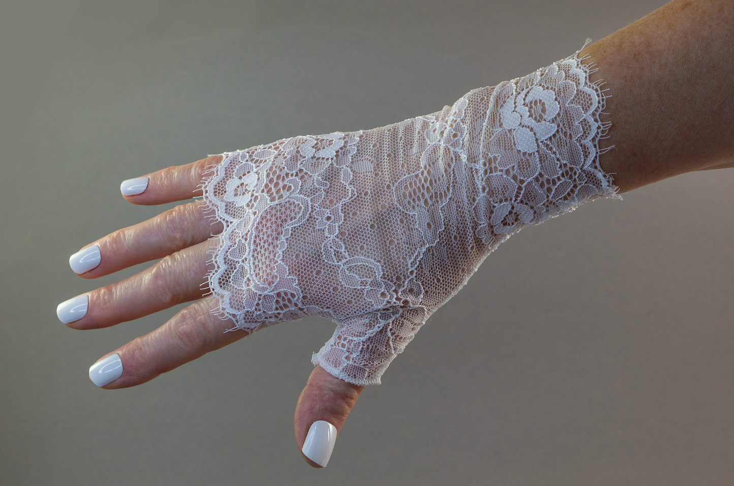 Wrist warmers gloves fingerless white silver with bow made of lace for the wedding