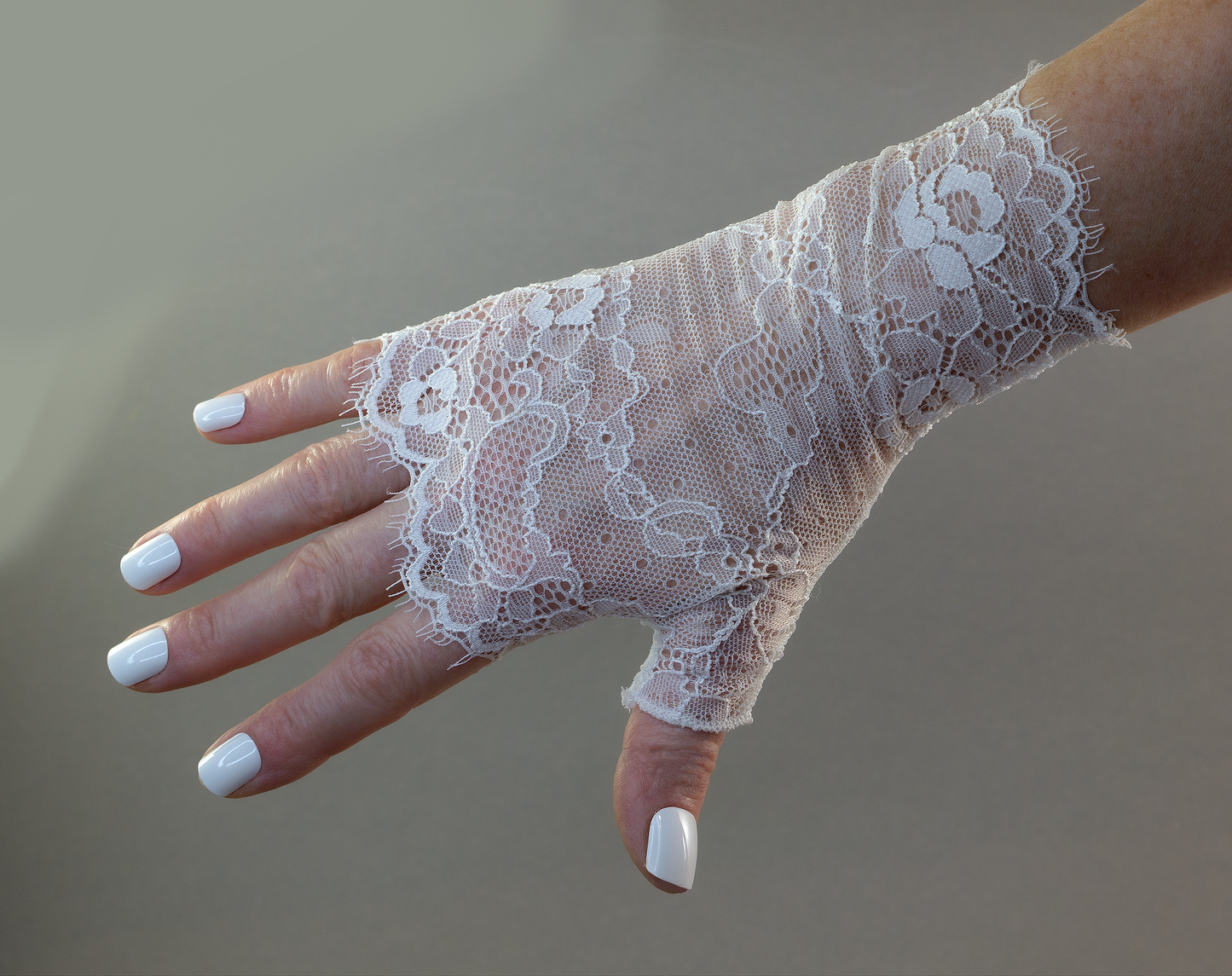 Wrist warmers gloves fingerless white silver with bow made of lace for the wedding