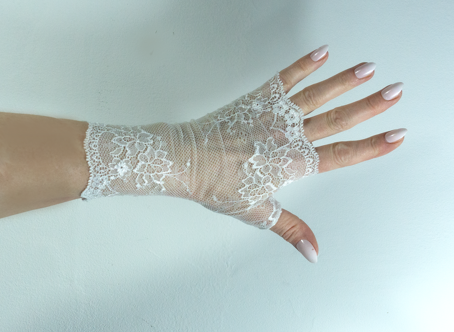 Wrist warmers gloves fingerless white silver with bow made of lace for the wedding