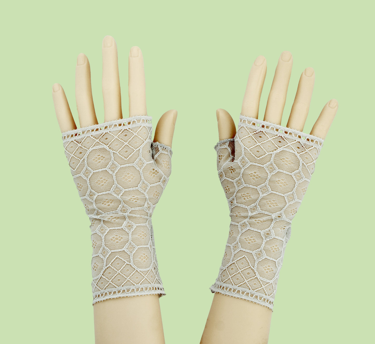 ein paar Handschuhe ohne Finger an einer Puppe fotografiert, Größe wählbar von XS bis XL, elastisch, weiches synthetisches Material, angenehm tragbar