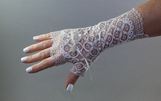 Wrist warmers gloves fingerless white silver with bow made of lace for the wedding