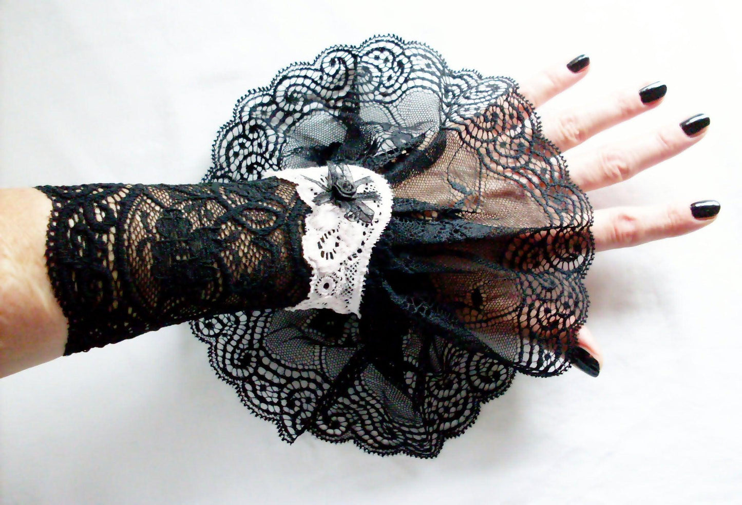 gothic lolita arm warmers | panne velvet & lots of lace | black pink | with belt and skirt
