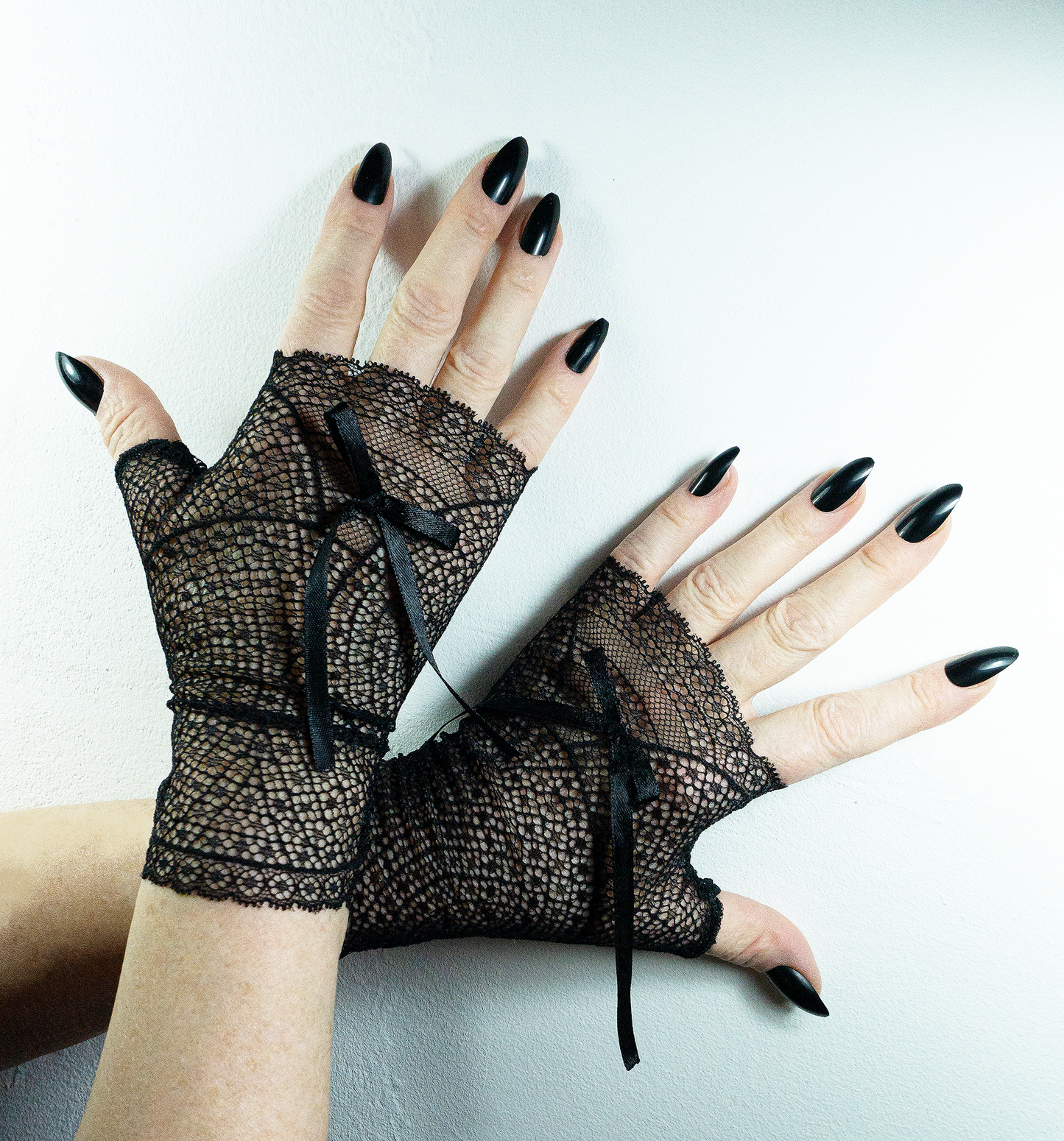 sexy lolita wrist warmers black/pink & bow
