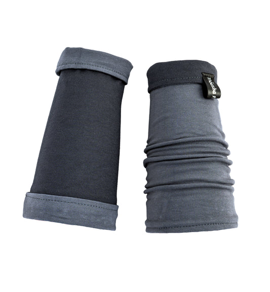 Unisex Wende-Armstulpen in grau: die optimale Ergänzung für Ihr Outfit. egal ob als wärmende Pulswärmer fürs Büro, praktische Ärmel-Verlängerung in der Übergangszeit oder als stylisches Accessoire im Alltag – sie sind ein treuer Begleiter bei kalten Händen für die ganze Familie. slow fashion. made in Germany.