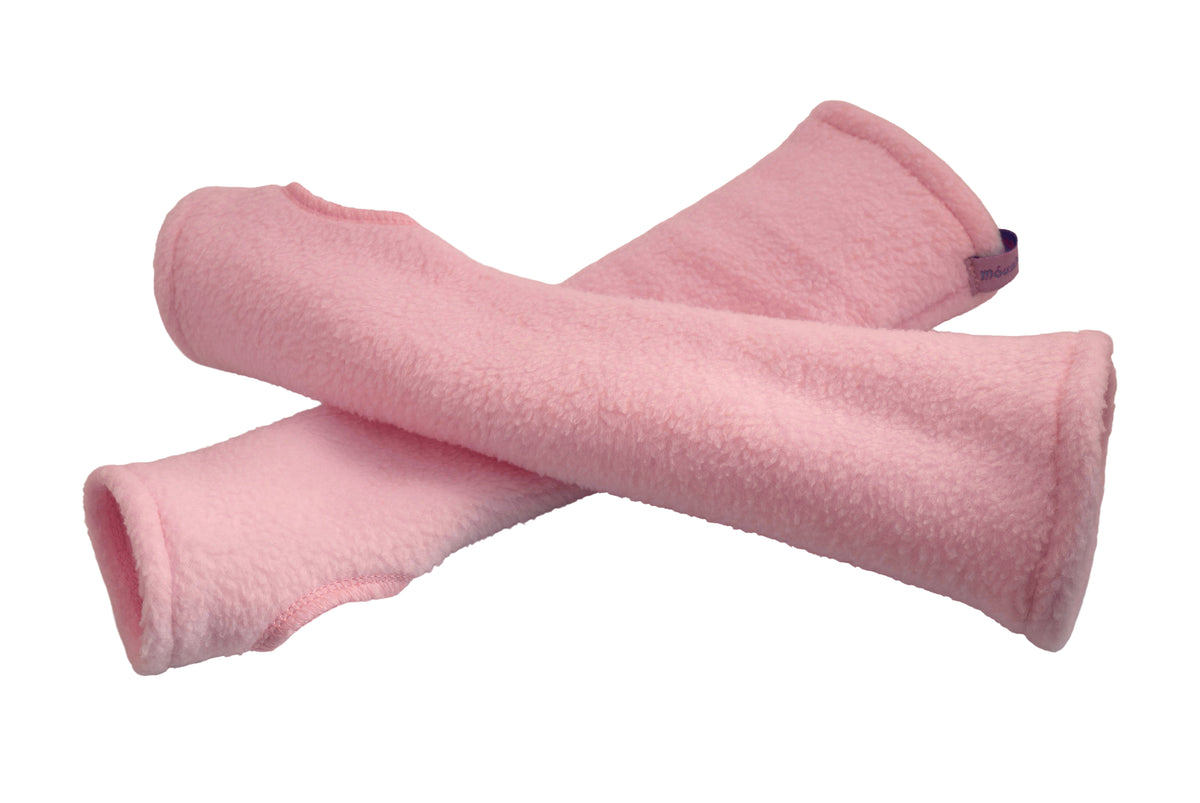 Zwei hellrosa Fleece-Armstulpen liegen vor weißem Hintergrund gekreuzt. Die Armstulpen haben ein weiches, strukturiertes Aussehen und sind so konzipiert, dass sie den Unterarm und die Hand bedecken, mit einer Öffnung für den Daumen.