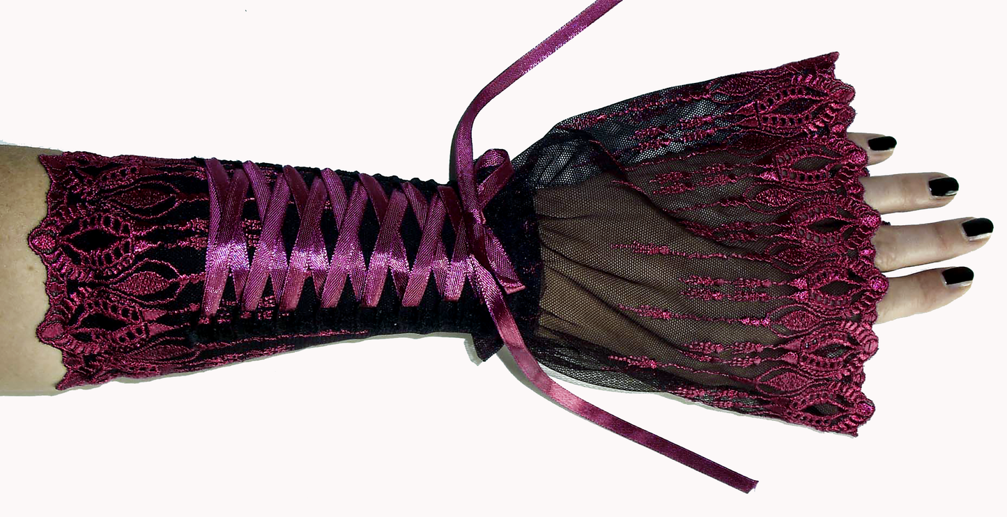 edle extravagante Armstulpen aus Spitze mit Zierschnürung in magenta  schwarz #Theater #gothic