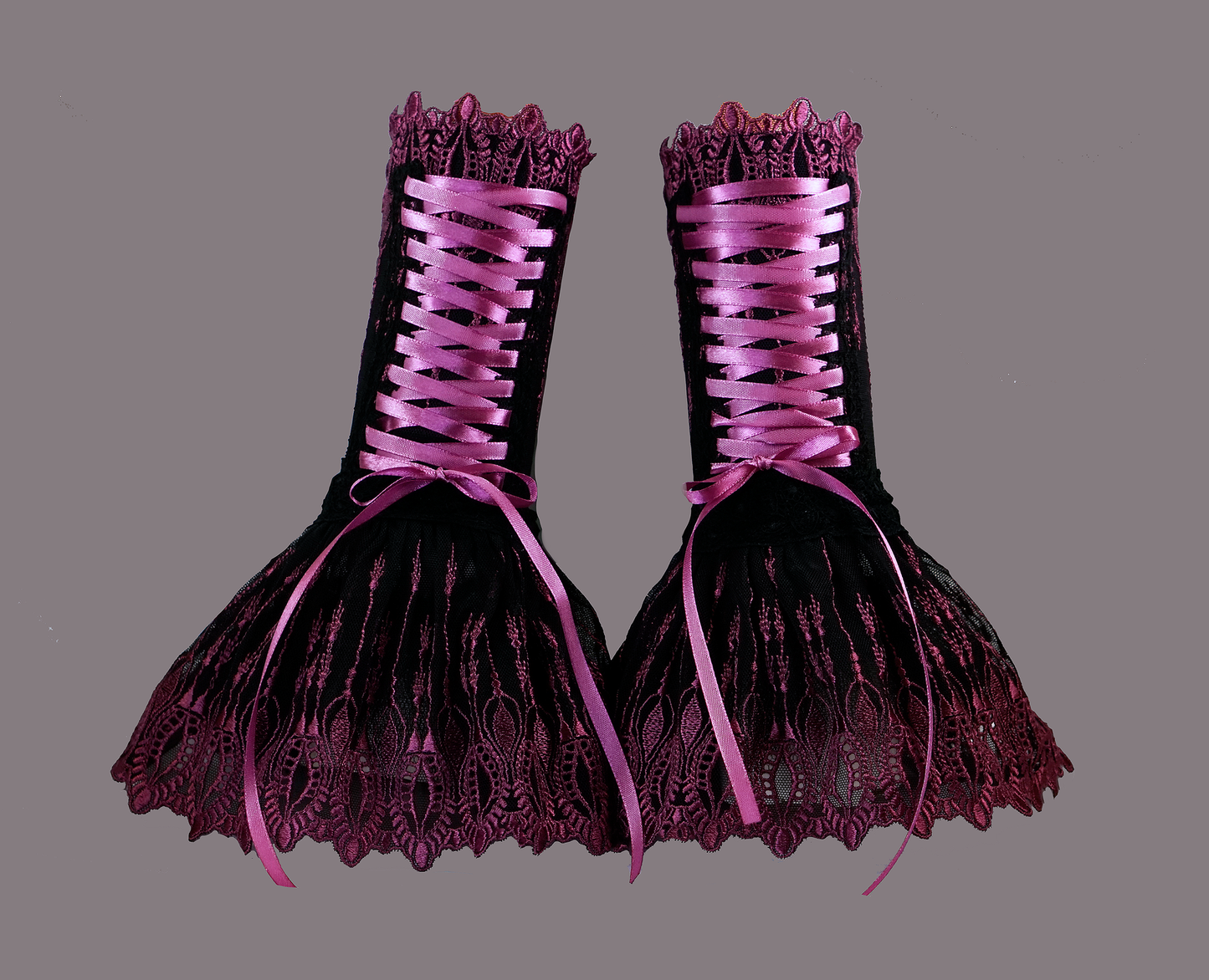 edle extravagante Armstulpen aus Spitze mit Zierschnürung in magenta  schwarz #Theater #gothic