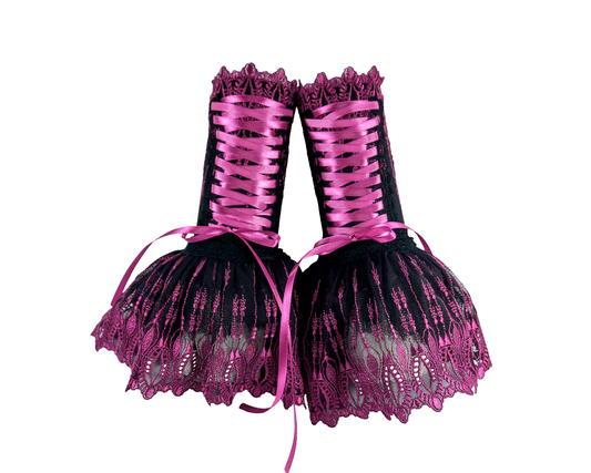 edle extravagante Armstulpen aus Spitze mit Zierschnürung in magenta  schwarz #Theater #gothic