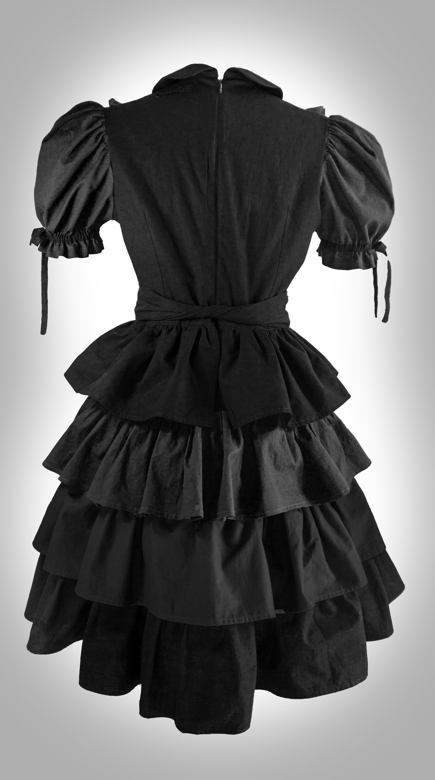 gothic lolita Kleid Isabella mit weißem Plastron Rüschen Lagenrock midi aus Baumwolle schwarz