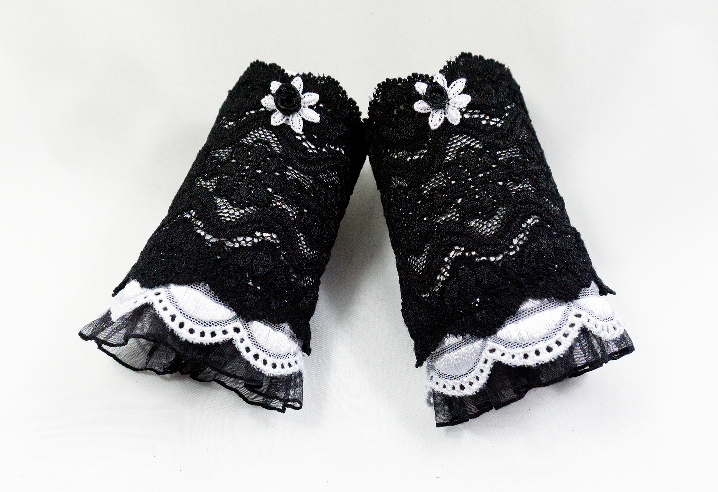 gothic lolita Manschetten aus Spitzen schwarz weiss mit Blumen Applikation