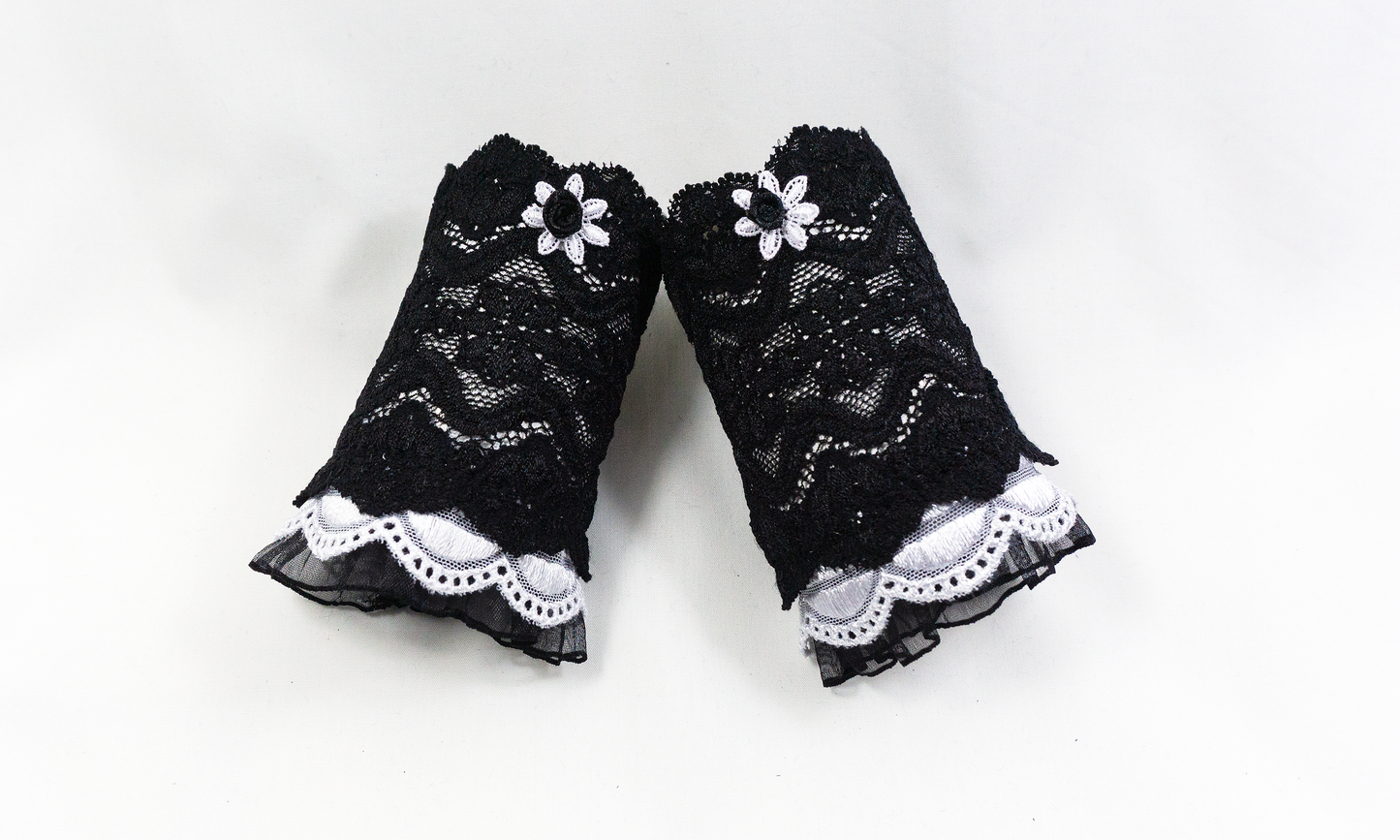 gothic lolita Manschetten aus Spitzen schwarz weiss mit Blumen Applikation