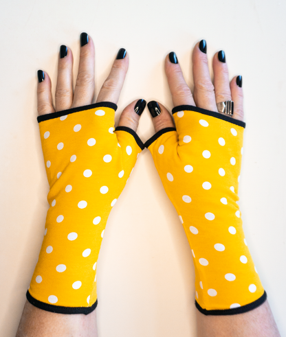 Pulswärmer Handschuhe fingerlos Jersey gelb mit weissen polka dots gefüttert mit oder ohne Schleife