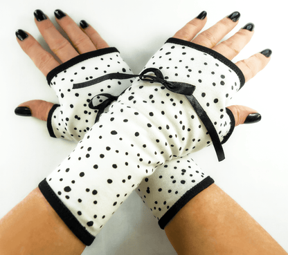 Pulswärmer Handschuhe fingerlos mit wilden Punkten gemustert + gefüttert + Schleife #pinup #polkadots