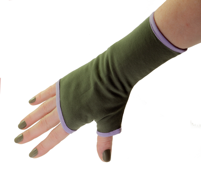 Pulswärmer | Handschuhe fingerlos aus Baumwoll-Jersey in khaki oliv mit Futter & Paspel