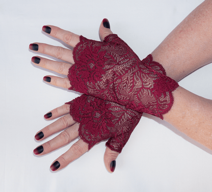 Wrist warmers gloves fingerless made of lingerie lace aubergine magenta patterned with huge flowers 