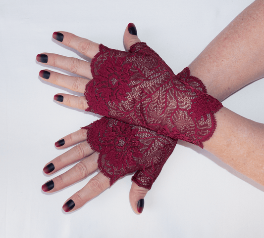 Wrist warmers gloves fingerless made of lingerie lace aubergine magenta patterned with huge flowers 