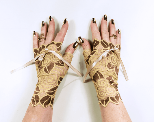 auffällige Pulswärmer | Handschuhe fingerlos glänzend mit riesigen Blumen + Schleife in beige braun
