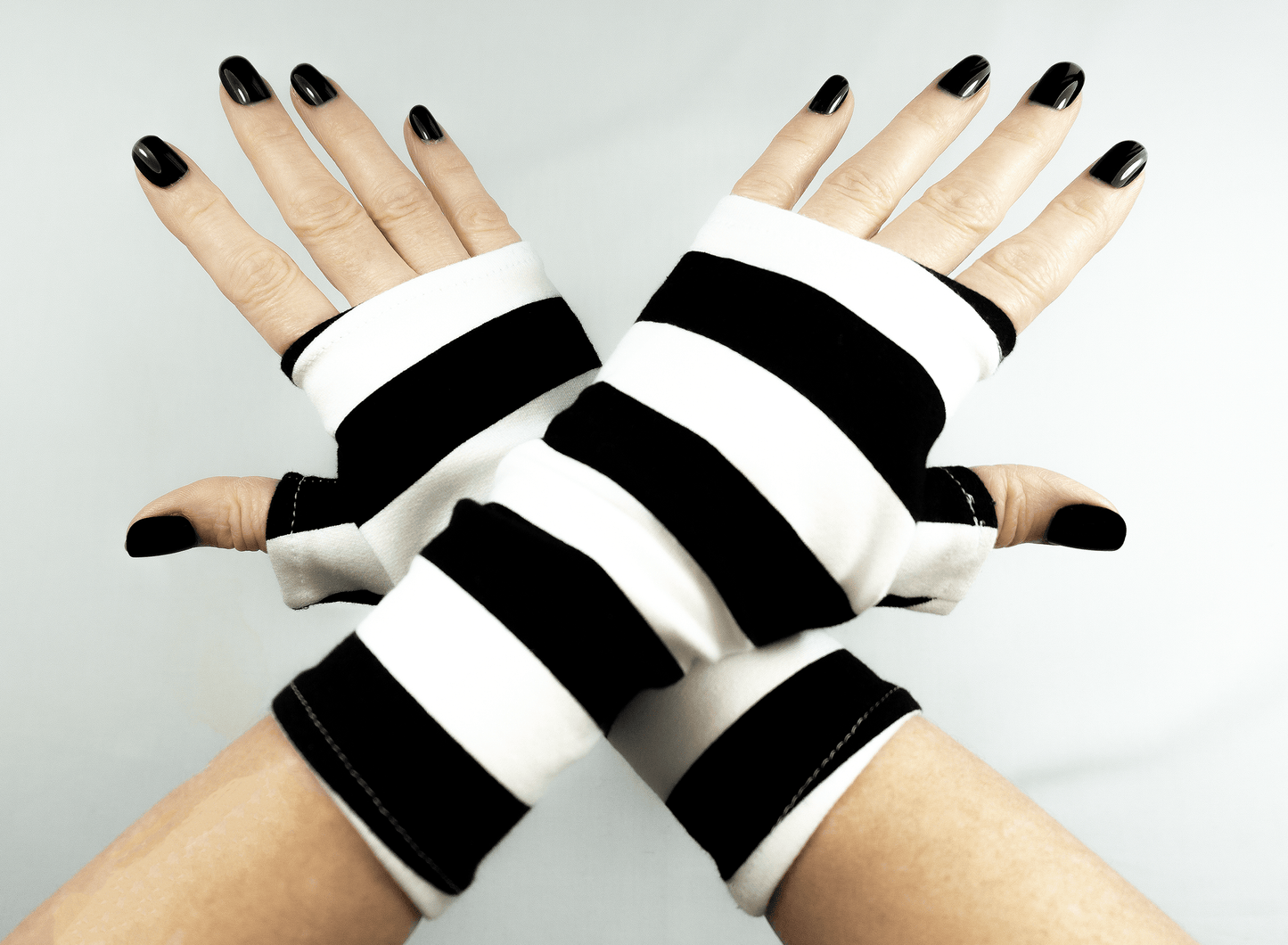 weiche Pulswärmer | Handschuhe ohne Finger fette Blockstreifen in schwarz weiß geringelt
