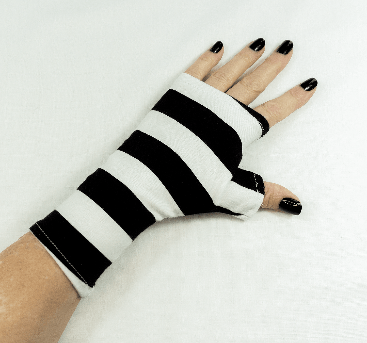 weiche Pulswärmer | Handschuhe ohne Finger fette Blockstreifen in schwarz weiß geringelt